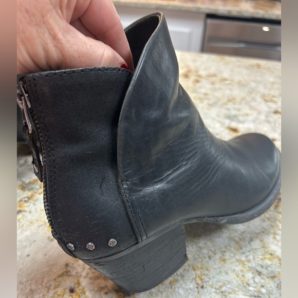 OTBT Ankle Boot Black Leather Zip Back Everyday Women’s Size 8.5 Silver Studded - Picture 6 of 9